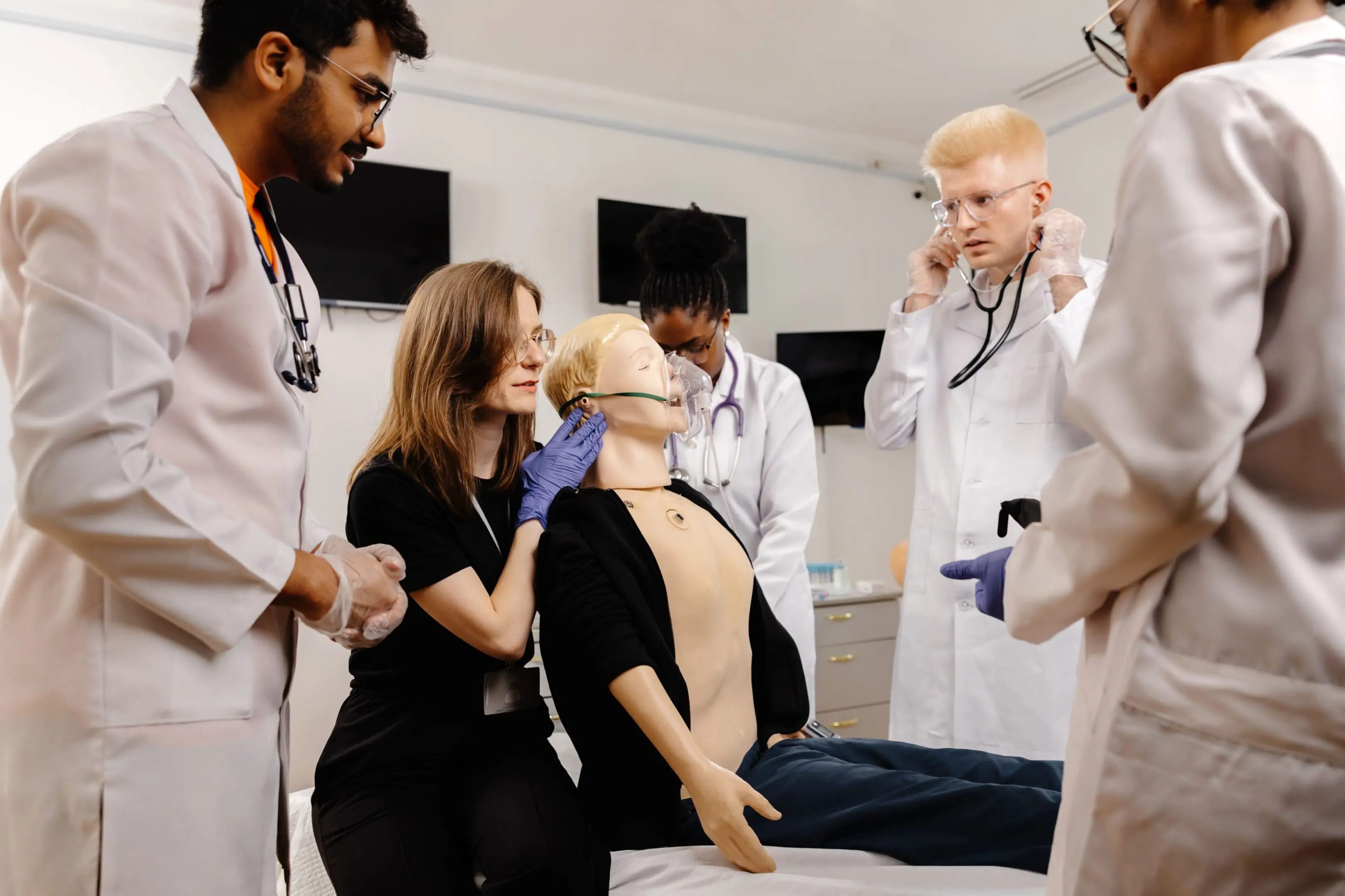 GettyImages-2148746063 Medical team practicing on a training mannequin.