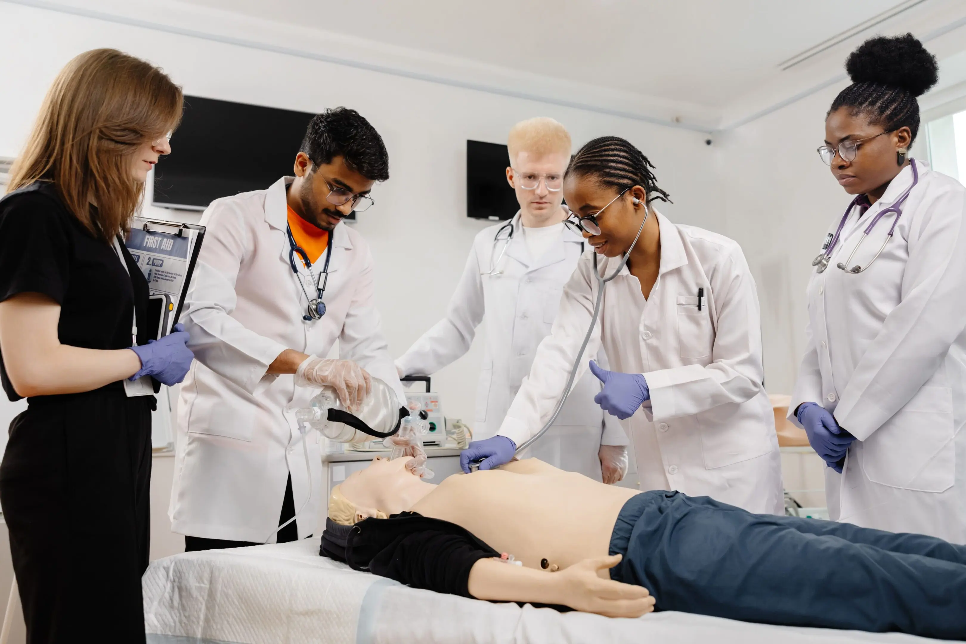 GettyImages-2157272006 Medical students practicing on a mannequin.